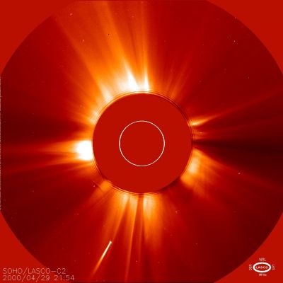 A comet approaching the Sun (from SOHO) - detail mgnf
Caption NASA originale:"Based on their similar orbits, as first worked out by 19th century German astronomer Heinrich Kreutz, all "sungrazers" are believed to originate from a single large "parent comet" which broke up during a perihelion passage perhaps 2.000 years ago. Over time, pieces have continued to split off producing a family of smaller comets which seem to travel in the same orbit". 
Parole chiave: The Sun