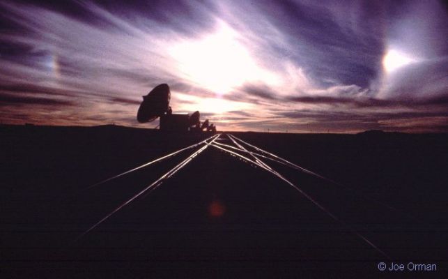 The "Sundogs", again
Caption NASA originale da "NASA - Picture of the Day" del 23 Agosto 1999 :"What if you woke up one morning and saw more than one Sun in the sky? Most probably, you would be seeing Sundogs, extra-images of the Sun created by falling ice-crystals in the Earth's atmosphere. As water freezes in the atmosphere, small, flat, six-sided, ice crystals might be formed. As these crystals flutter to the ground, much time is spent with their faces flat, parallel to the ground. An observer may pass through the same plane as many of the falling ice crystals near sunrise or sunset. During this alignment, each crystal can act like a miniature lens, refracting sunlight into our view and creating parhelia, the technical term for sundogs. Sundogs were photographed here in a cloudy sky above the Very Large Array of radio telescopes. A bright Sundog is visible on the far right, and a dim one on the far left. Ice-crystals can create other strange illusions of the Sun and Moon including halos and pillars".
Parole chiave: The Sun from Earth - Sundogs