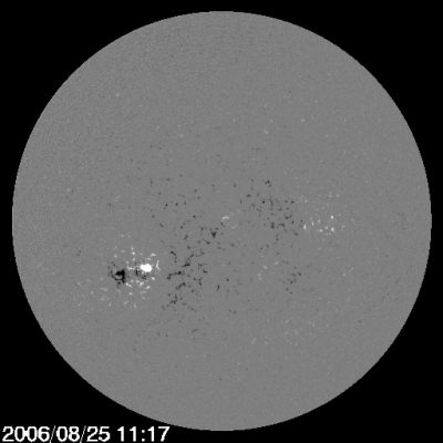 Sunspot-905: a sign of an incoming new "Solar Cycle"? (1)
Da "NASA - Picture of the Day" del 30 Agosto 2006:"Why is sunspot-905 backwards? Perhaps it is a key marker for the beginning of a new Magnetic Cycle on our Sun. 
Every 11 years, our Sun goes through a Magnetic Cycle, at the end of which its overall magnetic orientation is reversed. An 11-year Solar Cycle has been observed for hundreds of years by noting peaks and valleys in the average number of sunspots. 
Just now, the Sun is near Solar Minimum, and likely to start a long progression toward the most active time, called Solar Maximum, in about 5,5 years".
Parole chiave: From Space Images - Sunspots - Reversed Sunspot
