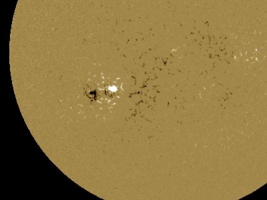 Sunspot-905: a sign of an incoming new "Solar Cycle"? (2)
Da "NASA - Picture of the Day" del 30 Agosto 2006:"An indicator that the Sun's magnetic field is reversing is the appearance of sunspots with the reverse magnetic polarity. 
A few weeks ago, one small candidate "reverse sunspot" was sited but faded quickly. Now, however, a larger sunspot with negative polarity is being tracked. This sunspot, numbered 905, appears as the unusual white spot in the above magnetic image of the Sun taken with the SOHO spacecraft a few days ago. In the past few days, Sunspot-905 has actually begun to break apart and might also become the source of coronal mass ejections and explosive solar flares. 
Solar astronomers predict that the coming Solar Maximum will be unusually active".
Parole chiave: From Space Images - Sunspots - reversed Sunspot