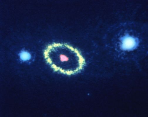 Supernova 1987A
"...Lex videt iratum, iratus legem non videt..."

(P. Siro)

"...La Legge vede (cioè "coglie e sanziona") le azioni poste in essere da qualcuno in stato d'ira, ma colui che è in stato d'ira non vede la Legge..."
Parole chiave: Hubble Images