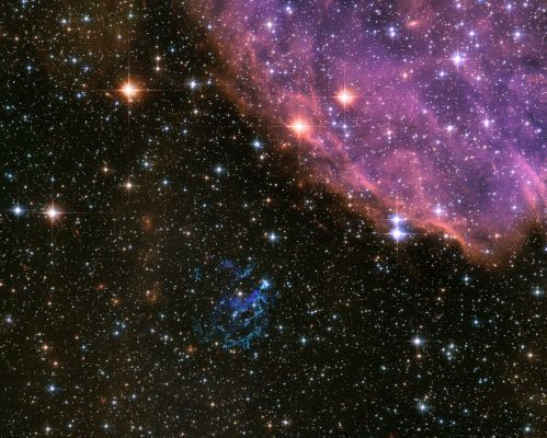 Supernova E0102
"...Le cose che facciamo per noi stessi, muoiono assieme a noi; quelle che facciamo per gli altri, o per il Mondo, rimangono, e possono vivere in eterno..."

(anonimo)
Parole chiave: Hubble Images - Supernovae