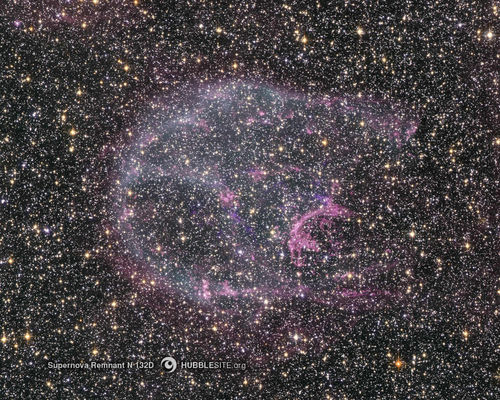 N 132 D - Supernova Remnant (optical and X-rays)
"...Si accorse di essere nel posto dove il giorno e la notte, da tempo immemorabile, si scambiavano la loro luce su quel Mondo. E così, mentre il Sole correndo veloce lungo il suo margine illuminava con gli ultimi bagliori le terre che stavano al di qua del versante visibile, pensò che di quella luce, forse, stavano brillando anche i resti della sua Nave. 

Rimase seduto a gambe incrociate fintanto che l'ultimo riflesso all'orizzonte non fu scomparso. Dopo di che, per la prima volta da giorni, si distese con gli occhi al cielo e le braccia e le gambe leggermente aperte e continuò a chiedersi quale fosse il senso di tutto ciò che aveva fatto se nessuno era lì, a condividerlo o ad accoglierne la memoria. 
Si sentì disperatamente solo ed inutile ed un'angoscia terribile lo pervase per l'immensa solitudine che provava.
Era un naufrago che stava cercando di sopravvivere a se stesso, caduto su quel Mondo e con l'intero Universo intorno...".

Giuseppe Spina - "La Scalata"
Parole chiave: Hubble Images