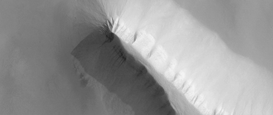 Sysiphi Planum (Original NASA-MSSS RAW b/w Frame)
Caption NASA originale:"This MGS-MOC image shows a spine of material exposed in the Sisyphi Planum Region of Mars. 
Gullies can be seen on the deeply-shadowed ridge slope. 
Mass movement (landsliding - maybe?) has contributed to the erosion of this ridge and the creation of the apron of talus that surrounds it".  

Location near: 70,7° South; 357,0° West
Image width: ~3 Km (~1,9 mi)  
Illumination from: upper left  
Season: Southern Summer
Parole chiave: Mars from orbit - Sisyphi Planum Region