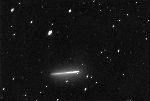 Space Fireworks...
Caption NASA originale:"...In the almost 2 hours of time that elapsed during the imaging of the comet, its position changed against the background stars. When all of the images of the motion are added together, the resulting streak of light is shown in the image above. Starting from the left, the comet was its natural brightness. The streak brightens significantly in the middle, immediately after impact of the probe".

Nota: i primi resoconti sui risultati scientifici dell'esperimento ci dicono che la NASA ha "scoperto" che sulla superficie della cometa Tempel-1 c'era (c'è) uno strato di polvere simile al borotalco, ergo più sottile di quanto ci si aspettasse. Inutile dire che, se messo in questi termini, il significato dell'esperimento va ad esaurirsi in un qualcosa che fa solo sorridere (di imbarazzo). 
La realtà è molto più complessa e coinvolge la natura, la struttura e la composizione dei cd. "corpi cometari" in rapporto agli altri "corpi rocciosi"  presenti nel Sistema Solare...
Parole chiave: Comet Tempel-1