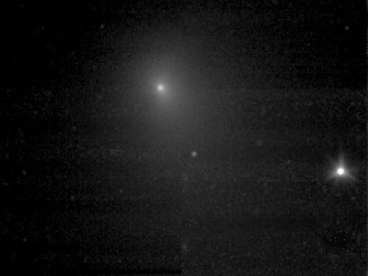 13 MKM from Comet Tempel 1
Da "NASA - Picture of the Day" del 29 Giugno 2005:"The Deep Impact spacecraft continues to close on Comet Tempel 1, a comet roughly the size of Manhattan. Early on July 3 (EDT), the Deep Impact spacecraft will separate in to 2 individual robotic spaceships, one called Flyby and the other called Impactor. During the next 24 hours, both Flyby and Impactor will fire rockets and undergo complex maneuvers in preparation for Impactor's planned collision with Comet Tempel 1. On July 4 (1:52 am EDT) if everything goes as scheduled, the 370-Kg Impactor will strike Tempel 1's surface at over 14.000 Km p.h.. Impactor will attempt to photograph the oncoming comet right up to the time of collision, while Flyby photographs the result from nearby. The above image was taken on 19 June from about 13 MKM out and used to help identify the central nucleus of the comet inside the diffuse coma. Telescopes around the Earth, including the HST, will also be closely watching the distant silent space bullet".

