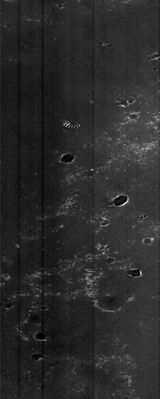 Bizarre-looking Features in Terra Meridiani (Original NASA/MGS/MSSS b/w M0705535 CTX Frame)
Un'altra immagine spettacolare e difficilissima da interpretare. In questo primo frame, che riprende un'ampia area all'interno della Regione di Terra Meridiani, la curiosità è data dalla forma anomala e dall'elevata albedo di un modesto dettaglio - situato nella parte alta dell'immagine, poco al di sopra di un cratere piuttosto grande e scuro - il quale sembra essere, a prima vista, un 'grappolo di crateri ravvicinati' (un Crater Cluster dunque) posizionati in maniera tale da far assomigliare il rilievo in questione ad una sorta di 'lisca'.
Parole chiave: Mars from orbit - Terra Meridiani - Controversial Features