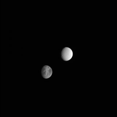 Tethys and Dione
Uno dei tanti "incroci" fra le lune di Saturno, al quale la Sonda Cassini ha avuto l'onore di assistere da una distanza - per così dire... - ragionevole: in fondo, fra Cassini e Tethys, ci sono solo un milione e mezzo di km...
Parole chiave: Saturn's Moons - Tethys and Rhea