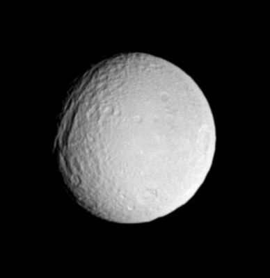 Itaca Chasma on Tethys
Caption NASA originale:"Saturn's icy moon Tethys displays a very old impact basin here, just South-East of its giant canyon system, Ithaca Chasma. The large crater has been degraded, or softened, by time and a more recent impact has formed a smaller crater near its southern edge. This large basin was first seen in images from the NASA Voyager mission. A sharper, presumably younger crater called Penelope lies near the eastern limb, at the 3 o'clock position. This view shows principally the trailing hemisphere on Tethys and North is directly up. 
The image was taken in visible light with the Cassini spacecraft narrow-angle camera on May 20, 2005, at a distance of approx. 1 MKM (approx. 600.000 miles) from Tethys and at a Sun-Tethys-spacecraft, or phase, angle of 31°. Resolution in the original image was 6 Km (about 4 miles) per pixel. The image has been contrast-enhanced and magnified by a factor of two to aid visibility".
Parole chiave: Saturn's Moons - Tethys