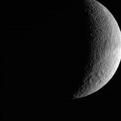 Tethys from approx. 197.000 Km
Da una luna all'altra, viaggiando sulle "autostrade" che vengono disegnate dalle orbite della Sonda Cassini intorno a Saturno, così come si passa da una città all'altra, sulle autostrade del nostro Pianeta. Dopo Encelado, avvicinata, sfiorata e superata, adesso è la volta di Teti, le cui caratteristiche superficiali - come già potete vedere molto bene in questo frame - sono decisamente diverse: non vediamo canyons, gole e canali, infatti, ma solo un terreno butterato da migliaia e migliaia di crateri da impatto. Un mondo lontano ma, in fondo, piuttosto simile alla nostra Luna e, da questo punto di vista, forse, un mondo molto più familiare...
Parole chiave: Saturn's Moons - Tethys
