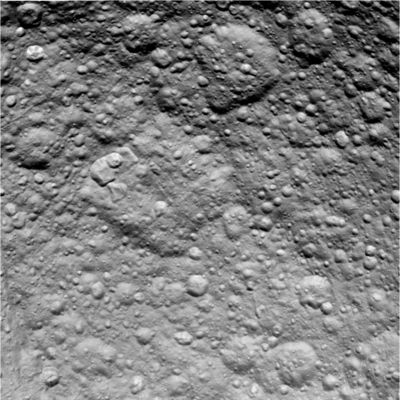 Tethys Fly-By (3)
La stessa area di cui al frame precedente, ma ora siamo a circa 44.000 Km di distanza.
Parole chiave: Saturn's Moons - Tethys