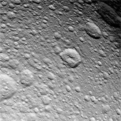 Tethys Fly-By (4)
Tracce di striations anche in questo frame (ottenuto da una distanza di circa 42.000 Km da Tethys) e spettacolari vedute di due grandi crateri, uno a forma circolare (a Dx, circa ad ore 2) ed un altro, invece, di forma più squadrata, circa a centro immagine, nel cui interno si riesce a vedere molto bene una cresta montagnosa alta svariati Km.
Anche in questo caso - per questo secondo cratere - l'origine da impatto, agendo in piena onestà intellettuale e sulla base delle conoscenza delle meccaniche proprie della formazione (almeno a livello teorico) dei crateri di questo tipo, ci sembra davvero difficilmente ipotizzabile (a meno che, dopo l'impatto originario, non sia seguito, oltre ad un bombardamento meteorico di straordinaria intensità e precisione, anche una consistente ed ulteriore attività tettonica). 

Tutto è possibile, certo, però...
Parole chiave: Saturn's Moons - Tethys