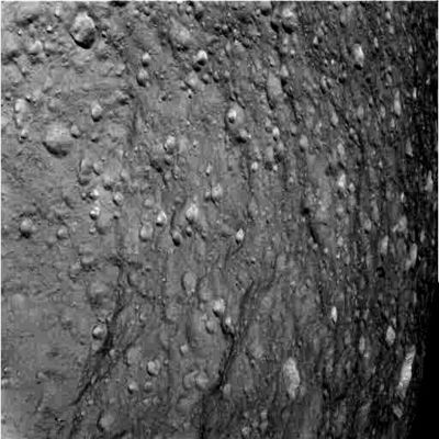 Tethys Fly-By (6)
A poco meno di 30.000 Km di distanza da Tethys, le immagini diventano di gran lunga più dettagliate ma anche - inevitabilmente - più difficili da interpretare. La qualità di questo frame è cattiva (anche con un minimo di ingrandimento, l'immagine si sgrana), ma non ci sfugge la elevatissima albedo del fondo di alcuni crateri (fondo che sembra quasi bianco). 
Questo tipo di effetto può dipendere dalla presenza di ghiaccio sul loro fondo, così come dalla particolare angolazione assunta dai raggi di un Sole comunque lontano rispetto alla superficie di Tethys ed all'angolo visuale di Cassini.
Last but not least: processi di vetrificazione.
Parole chiave: Saturn's Moons - Tethys