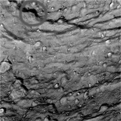 Tethys Fly-By (10)
Molto migliore, in termini di definizione e risoluzione, questo nuovo frame, ottenuto da una distanza di circa 19.800 Km dalla superficie di Tethys. I Rilievi che ci mostra (ed in particolare ci riferiamo ad una stranissima catena montuosa visibile sul suo margine superiore) sono affascinanti e piuttosto inquietanti. L'impressione che ricaviamo dal rilievo al quale si faceva cenno, infatti, è quella di una montagna la cui sommità - nella cerchiatura grigia - è non solo piuttosto "sottile", ma anche "fortemente inclinata" rispetto al piano dell'orizzonte sul quale poggia ed al quale accede (notare l'ombra che viene proiettata sul suolo).
Parole chiave: Saturn's Moons - Tethys