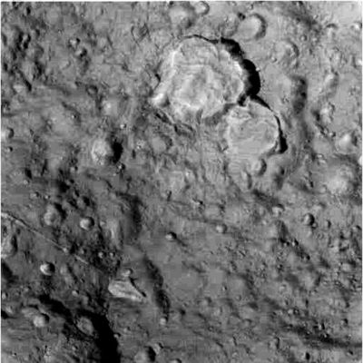 Tethys Fly-By (11)
Siamo a 18.700 Km da Tethys e questo frame, molto buono e di grande impatto, ci mostra un rilievo che a noi ricorda davvero moltissimo il Gula e/o anche il Maat Mons, su Venere.
Fantastichiamo? Verificate di persona: i due rilievi Venusiani sono stati inseriti nella Galleria dedicata a Venere.
Molto interessante, poi, in basso a Sx, il dettaglio di uno dei più grandi canyons che attraversano, un pò ovunque ed in tutte le direzioni, la superficie tormentatissima di Tethys.
Parole chiave: Saturn's Moons - Tethys