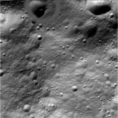 Tethys Fly-By (12)
Sono solo 1860 i Km che ci dividono da Tethys adesso. Questa immagine è sicuramente bella, quanto ingannevole. Noi Vi suggeriamo di guardare, all'interno della cerchiatura grigia (margine superiore del frame, appena a Sx), la striscia di crateri che sembra caratterizzare il lato Nord di un altro cratere più grande ed antico e la chiazza luminosa - che non è un photo-artifact - visibile nella zona in ombra all'interno del medesimo cratere.
Quest'ultimo, a nostro parere, costituisce un dettaglio molto interessante che si colloca ai confini dell'Anomalia di Superficie.
Parole chiave: Saturn's Moons - Tethys