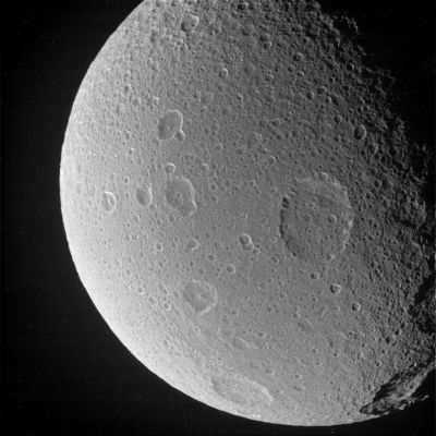 Tethys
caption originale:"N00051464.jpg was taken on February 25, 2006 and received on Earth February 26, 2006. The camera was pointing toward Tethys that, at the time, was approximately 152.812 Km away.
The image was taken using the UV1 and CL2 filters. 
This image has not been validated or calibrated".

Nota: un frame davvero splendido, che ci mostra non solo la "tessitura" della superficie di Tethys (curiosamente lineare, almeno in apparenza), ma anche i dettagli di alcuni rilievi le cui immagini chiare e ravvicinate (ma davvero "chiare"!) farebbero sicuramente la felicitÃ  di tanti Studiosi di Scienze Planetarie. Ed ora guardate bene: siete certi che l'origine dei crateri che vediamo sia proprio - senza alcun dubbio - "da impatto"?...
Parole chiave: Saturn's Moons - Tethys