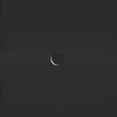 Bright Tethys and "Dark" Janus (1)
Caption originale:"N00063452.jpg was taken on July 04, 2006 and received on Earth July 04, 2006. The camera was pointing toward Tethys that, at the time, was approximately 1.578.048 Km away. The image was taken using the CL1 and CL2 filters".
Parole chiave: Saturn's Moons - Tethys and Janus