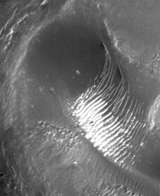Thaumasia Dunes: the brightest dunes of Mars (EDM n.2)
Da questa immagine, la luminosità di queste "dune" appare davvero in maniera inequivocabile. La prudenza, come sapete, non è mai troppa, ma la nostra sensazione è che stiamo guardando del ghiaccio o del metallo. L'immagine è stata ottenuta da un'altezza di 370 Km e sono le 14:48 MLT (cioè l'ora locale del luogo ripreso). Il Sole, a quell'ora, è decisamente alto sull'orizzonte e quindi la possibilità che l'albedo elevatissima di queste strutture dipenda proprio da un fenomeno di riflessione diretta della luce solare ci sembra, tutto sommato, accettabile. 

Ciò che non ci sembra accettabile è l'atteggiamento della NASA riguardo a questo e ad altri fenomeni similari (ed eclatanti): un atteggiamento di TOTALE INDIFFERENZA. 
Ma questa, come sapete, è tutta un'altra storia...
Parole chiave: Mars from orbit - Dunes - Controversial Image