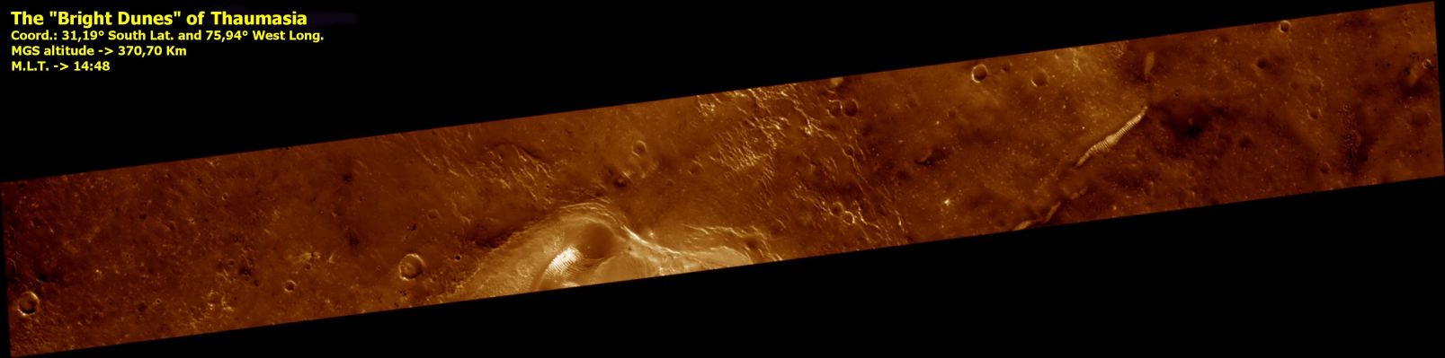 The "Bright Dunes" of Thaumasia (CTX Frame - Enhanced Natural Colors; credits for the additional process. and color.: Dr Paolo C. Fienga - Lunexit Team)
Le "Dune Luminose" di Thaumasia: per una Scuola di Pensiero si tratta di tubazioni, un tempo interrate, le quali sono state poi riportate alla luce dalla combinazione di azioni geologiche (da un lato) e meteorologiche (dall'altro). Tubazioni metalliche i cui scopi sono un mistero che, probabilmente, è destinato a rimanere tale.
Per altri Ricercatori, invece, si potrebbe trattare di spezzoni visibili di tunnel traparenti i quali, sempre a causa del concorso fra azioni geologiche (sismi, subsidenze, fratture tettoniche etc.) ed azioni meteorologiche (piogge torrenziali, alluvioni, venti et sim.), sono "emersi" dalle profondità del Pianeta Rosso sino a rendersi, in parte, visibili.
Per altri ancora, infine, si potrebbe trattare delle strutture che reggevano i tunnels di cui sopra (diciamo gli scheletri di queste ipotetiche costruzioni).

Per la NASA, si tratta di "ripples", ossìa di dune costituite da sabbie rapprese e, nel tempo, divenute simili a rocce (ancorchè - relativamente - fragili). 
L'ESA è d'accordo con questa costruzione ma - e diremmo "ovviamente" - nè la NASA, nè l'ESA spiegano il motivo di questa albedo così inusuale per delle strutture rocciose.

Noi, come Gruppo di Ricerca Indipendente, riteniamo che queste strutture sìano, di fatto, dei rilievi naturali. Il motivo della loro "luminosità", come Geologia e Razionalità ci suggeriscono, dovrebbe essere ricercato - prima di lasciarsi andare a teorizzazioni esotiche (e prive di fondamenta) - nella composizione di questi rilievi. Svariate aree di Marte "brillano" e, come Spirit stesso ha già evidenziato, la superficie di Marte è ricca di sali e di sostanze aventi una natura ed una struttura cristallina.

Forse, prima di pensare a "tubi" e "tunnel", varrebbe la pena di pensare anche a sali, quarzi, superfici vetrificate e - perchè no? - ghiaccio.


Parole chiave: Mars from orbit - Dunes - Thaumasia Region - Controversial