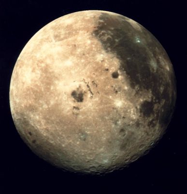 The Western Hemisphere of the Moon from Galileo
Caption NASA originale:"Galileo color image of the Moon showing the western hemisphere and Orientale Basin. The Orientale Basin is just left of the center of the image, at 20° S, 265° E, and has a diameter of about 1000 Km. The right side of the image is on the Moon's near side and left on the far side. The dark area at upper right is Oceanus Procellarum while below it is the circular Mare Humorum. The dark region at lower left is the South-Pole-Aitken basin. The image was produced from three exposures, through violet, red, and near-IR filters, from roughly 560,000 km. (Galileo, P-37329)".
Parole chiave: The Moon