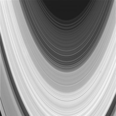 The "Rings"
Altissima definizione per questa spettacolare veduta degli Anelli di Saturno: un'immagine - almeno apparentemente - perfetta. 
E meno male che, secondo alcuni (le solite "Cassandre"...), la Sonda Cassini-Huygens, su Saturno (oppure in orbita attorno a Saturno) non ci sarebbe mai arrivata...
Parole chiave: Saturn's Rings