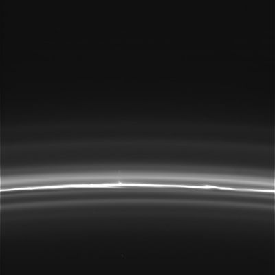 The 'clumpy' F-Ring
Un frame HD che ci mostra, con ampio dettaglio, le 'imperfezioni' (cioè i 'clumps'------> addensamenti, nodi, blocchi et sim.) che caratterizzano questo sottile, ma sempre affascinante, Anello "F".
Parole chiave: Saturn's Rings - The F-Ring