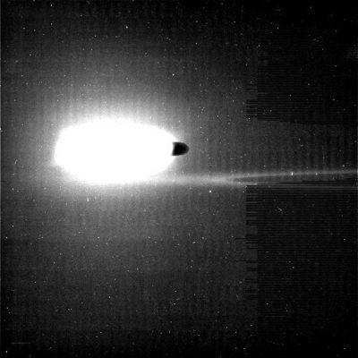 The "G-Ring" and a "Dark Object" in the light...
Original caption:"N00042087.jpg was taken on October 24, 2005 and received on Earth October 25, 2005. The camera was pointing toward SATURN-G-RING at approximately 2.120.861 kilometers away and the image was taken using the IR2 and CL2 filters. This image has not been validated or calibrated".

Una simile immagine - un probabile photo-artifact, ma non si può esserne sicuri al 100% - l'avevamo già incontrata quando, diversi mesi fa, la Sonda Cassini si era avvicinata a Giapeto ed aveva effettuato due scatti che produssero un risultato visivo molto simile a questo. E Voi cosa dite? Stiamo guardando una Nave Spaziale Aliena che si "nasconde" nei raggi e nella luce di un Sole lontano - ma comunque brillante - oppure è solo un artefatto fotografico (una "distorsione" da sovraesposizione)?
Parole chiave: Photo-Artifact or Anomaly around Saturn