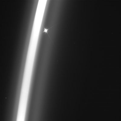 Shining through the Rings... (1)
Un Sole - il nostro Sole - splende nello Spazio di Saturno e, fra pochi istanti, si immergerà negli Anelli.
Due sugestive immagini CASSINI che riprendono un Sole piccolo e lontano, ma comunque luminoso...

Parole chiave: Postcard from Saturn