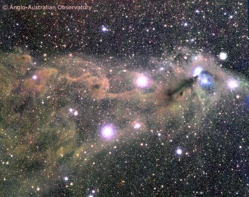 Stars and Dust particles in the Southern Crown
"...L'impero delle parole, la distinzione fra Bene e Male, la ripida discesa dal Cielo alla Terra, disperata verso l'incarcerazione,
fu quello che fu,
i nomi che si diedero alle cose, la gioia ed il dolore dell'esistere, l'enigma del consenso, le emozionali imprese della Specie,
fu quello che fu.
Quel che deve ancora avvenire, il sorgere della Città di Dio, l'Emblema che ci fa forti e sicuri, oppure pazzi e disperati.
Ti gridavo: sono disperso, disperso..."

(F. Battiato - "Quello che fu")
Parole chiave: From Earth Images