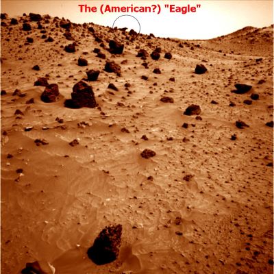 Imagination: the American Eagle - Sol 1041
Due frames dedicati alla "umana capacità" di compiere associazioni logiche basate sull'esperienza (in questo caso visiva) e, conseguentemente, di vedere "cose che hanno un senso umano e compiuto" (ad es.: profili, facce, sentinelle e manufatti vari) laddove c'è solo la Natura e la nostra - a volte sfrenata - Immaginazione...
Parole chiave: Martian Horizon - Gusev Crater