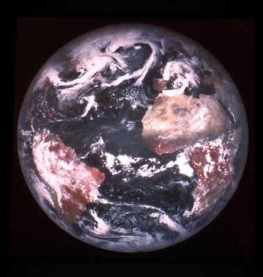 400 - The Earth from Clementine
View of the full Earth taken by Clementine while orbiting the Moon. This image is a mosaic of color, HR frames. Africa is clearly visible on the right and South America is visible on the left. This is a “false-color” version that makes vegetation appear red". 
Image processing by United States Geological Survey (USGS), Flagstaff, Arizona

Nota: la vegetazione, in questo frame ed in accordo a quanto l'USGS stessa dice in chiare lettere, appare rossa (mentre dovrebbe essere di un bel color verde scuro) mentre le sabbie dei deserti - e questo lo diciamo noi - appaiono di color arancio-giallo (e dovrebbero vedersi  esattamente come si vedono). 
Curiosa questa "alterazione cromatica selettiva" in virtù della quale alcuni colori cambiano radicalmente mentre altri restano quello che sono.
Pensate adesso alle fotografie amatoriali di Marte ottenute da Terra ed a quelle "professionali&scientifiche" ottenute dall'HST e dalle Sonde che girano attorno al Pianeta Rosso. Colta la provocazione?!? Fateci sapere...
Parole chiave: The Earth from Clementine