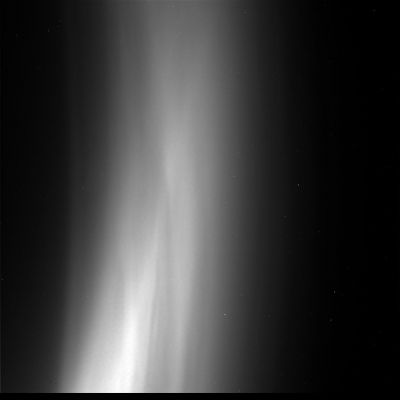 The "Foggy" Limb of Titan
Il 4° fly-by di Titano si è compiuto e dalla Sonda Cassini, come al solito, ci arrivano una marea di frames completamente (o quasi) inesplicabili. Gli artifacts fotografici, come vedete in questo frame che abbiamo scelto fra tantissimi uguali, sono tanti (e la pulitura elettronica delle immagini avverrà solo in un futuro imprecisato); i rilievi della superficie di Titano - come ovvio - sono assolutamente impossibili da  cogliere senza l'ausilio di attrezzature e tecniche all'avanguardia. Il risultato, purtroppo, è che noi non siamo in grado di dirVi nulla di "nuovo" su questa comunque affascinante Luna "Nebbiosa". La NASA, come sapete, esprime - di tanto in tanto - qualche commento a riguardo, ma il tutto si esaurisce (come per Marte) in grandi bolle di sapone: pillole di Scienza "usa & getta" che possono essere utili a dei Divulgatori (come noi, per esempio), ma che non servono quasi a nulla nel momento in cui si intendessero fare degli studi e delle ricerche un pò più profondi/e e dettagliati/e.
Peccato...
Parole chiave: Saturn's Moons - Titan