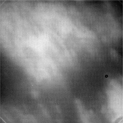 Titan's fly-by "A" - Close-up 2
E' ancora troppo presto per sbilanciarsi in ipotesi e teorie sulla struttura e la relativa storia geologica di Titano, ma una cosa si può già dire con certezza (e non spariamo nel buio: anche alla NASA si sono già pronunciati in questo senso): la superficie di questo Mondo Nebbioso è davvero particolare. Essa, in realtà, ci mostra i segni di qualche cratere da impatto, ma sembra che si tratti davvero di poca cosa rispetto alla condizione del suolo delle altre Lune di Saturno. 
Certo, la presenza di una (spessa?) atmosfera costituisce già un filtro/scudo eccellente contro gli impatti "minori", ma non è tutto qui. I primi dettagli significativi della superficie della Hazy Moon, infatti, lasciano già chiaramente intuire l'esistenza di processi geologici complessi i quali, forse, sono ancora in corso.
La domanda, a questo punto, diventa ovvia: Titano è un pianeta ancora "vivo"?...
Parole chiave: Saturn's Moons - Titan