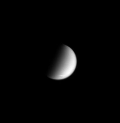 White Clouds near the South Pole of Titan
This image shows Titan, Saturn's largest moon (5.150 Km - 3.200 miles - across), with a streak-like cloud near its South Pole. The cloud may be part of a region of polar clouds seen during Cassini’s first flyby of Titan in July 2004, only now covering a larger area. 
Titan's atmosphere, like that of Earth, is mostly nitrogen. The pressure at Titan’s surface is 50% higher than on Earth, despite its lower gravity, meaning that the mass of the atmosphere per unit area is more than 10 times that on Earth. 
The image was taken in visible light with the Cassini spacecraft narrow angle camera on Sept. 23, 2004, at a distance of 7.1 MKMs (4.4 million miles) from Titan and at a Sun-Titan-spacecraft, or phase, angle of 84°. 
The image scale is 42 Km (26 miles) per pixel.
Parole chiave: Saturn's Moons - Titan