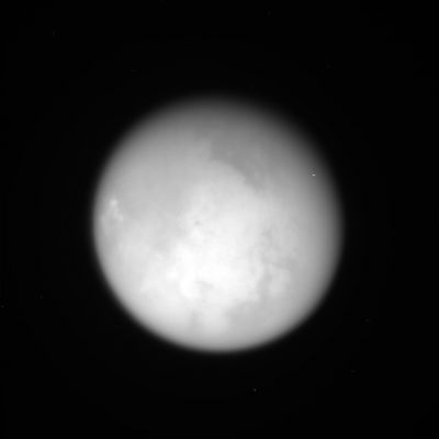 Titan
Due immagini di Titano, riprese da una distanza di circa 1,5 milioni di Km. Alcune caratteristiche superficiali di Titano incominciano a distinguersi con una certa chiarezza ed il giorno del "contatto" si avvicina. Certo è che, ancora oggi, fra le tante lune di Saturno, Titano, perennemente avvolto in una spessa coltre di nuvole di colore giallastro,  sembra essere davvero la più enigmatica. Se la Sonda Huygens sarà fortunata, forse riusciremo a vedere ed a scoprire qualcosa. Titano ci sta aspettando...
Parole chiave: Saturn's Moons - Titan