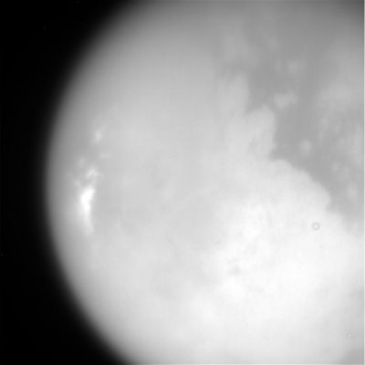 Titan, from about 711.000 Km
I dettagli della superficie di Titano si evidenziano sempre di più, ma rimangono enigmatici. Qualcosa, ne sono tutti certi, sta accadendo nella densa atmosfera di Titano e, forse, le sue nuvole sono fucine attive di fenomeni atmosferici anche familiari (lampi, per esempio). Ma l'atmosfera di questa Luna non è l'unico motivo di interesse per Scienziati ed Appassionati! Titano sembra possedere degli oceani, ma nessuno sa dire che cosa ci sia dentro questi oceani (si pensa del metano, ma non si è ancora assolutamente certi). ). Inoltre Titano lascia intravedere anche dei particolari che dovrebbero riferirsi alla sua superficie solida, come quel cerchio scuro che potete vedere ad un terzo dell'altezza dell'immagine, verso la Vostra Dx. Cos'è? Un cratere? O forse una turbolenza simile a quelle che vediamo caratterizzare gli strati alti dell'atmosfera di Saturno? Dobbiamo ancora aspettare per avere risposte, ma noi siamo certi che qualcosa scoprireremo e sarà una sorpresa...
Parole chiave: Saturn's Moons - Titan