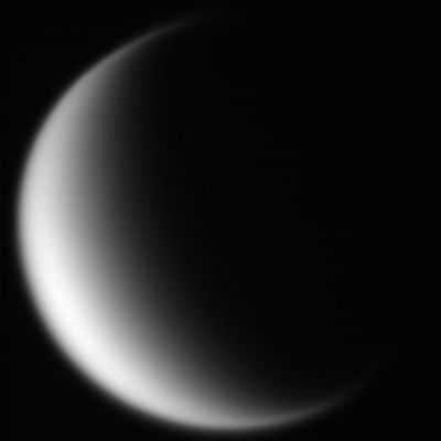 What's happening on Titan? (8)
A dire il vero, qualcosa - nella zona in cui il fenomeno si era manifestato inizialmente - sarà ancora visibile in alcuni dei frames successivi al n. N00055569.jpg ma - onestamente - ci è impossibile dire (usando i nostri mezzi) se il debole punto chiaro che sembra ancora vedersi è un residuo del fenomeno iniziale (e cioè una fase diversa del medesimo evento) oppure se si tratta solo di un difetto dell'immagine, di un pixel "cattivo" o di chissà cosa d'altro.

Caption NASA:"N00055573.jpg was taken on March 20, 2006 and received on Earth March 20, 2006. The camera was pointing toward Titan that, at the time, was 977.035 Km away.
The image was taken using the P60 and CB1 filters"".
Parole chiave: Saturn's Moons - Titan