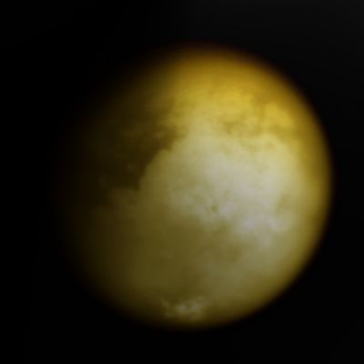 The "True Colors" of Titan, according to Lunexit
La NASA, allorchè si tratta di colorizzare Titano, oscilla fra il giallo/arancio (come ben si vede nei frames Voyager), il giallo "canarino", con bordi bluastri (si vedano i primi frames Cassini, tipo PIA06089) ed una colorazione ambigua che potremmo definire giallo/salmonato, con bordi verde chiaro (ultimi frames Cassini, tipo PIA08351). Ma la NASA ha le idee chiare in tema di colori? Diremmo proprio di no, ed a nulla valgono le precisazioni che vengono fatte allorchè la NASA stessa precisa le diverse lunghezze d'onda impiegate per le colorizzazioni (jargon&tecnochiacchiere, nulla di più). 

E allora? 

E allora subentra - ancora una volta - il buon senso e l'osservazione telescopica (sia da Terra, sia HST). Risultato: Titano è (globalmente) color giallo-pallido, con toni più chiari ed accesi nelle sue Regioni Nord Polari e più sbiaditi in quelle Equatoriali. 

Ed i bordi blu e verdi? Ed i bianchi accesi? E gli arancioni? Beh, se la NASA "li vede", vuol dire che ci saranno; ma noi non li "vediamo", neppure filtrando banda-per-banda i loro stessi color-frames e quindi...Questo è Titano, secondo noi, in "colori naturali" (ossìa come li vedremmo se ci trovassimo nei suoi pressi).
Parole chiave: Saturn's Moons - Titan