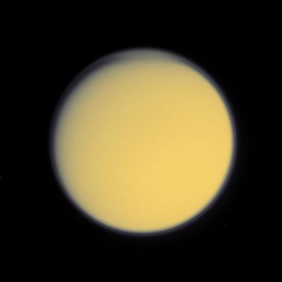 Titan from about 1.000.000 Km (true colors)
Un'immagine davvero molto ben definita in cui si può distinguere nettamente, nonostante la distanza della Sonda dal Pianeta sia ancora considerevole, la particolare tessitura (oltre al colore davvero curioso - grigio/viola?) degli strati alti dell'atmosfera di Titano.
Parole chiave: Saturn's Moons - Titan