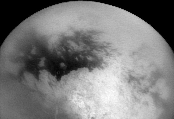 Titan from about 810.000 Km
Caption NASA originale:"The bright and dark regions near the center of the frame are features on Titan's surface. The image has been processed to make features more visible. The surface contrast is degraded toward the edges of the disk due to the effects of Titan's smoggy atmosphere. The region seen here is similar to that seen during Cassini's first close flyby of Titan in October. The bright area toward the bottom of the image is the region dubbed "Xanadu." North is to the upper right. 
The image was acquired at a distance of approximately 810.000 Km and the image scale is 4.8 Km per pixel". Ed ora una curiosità: guardate il bordo di Titano, in alto alla Vostra Dx, ad ore 2, c'è un rilievo rotondeggiante (una "cupola scura") perfettamente visibile. Non sembra un difetto della foto o un artifact derivante da vizio di processo e/o di compressione dell'immagine. E allora, secondo Voi, che cos'è? 
Parole chiave: Saturn's Moons - Titan