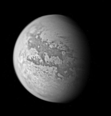 A New Continent on Titan (from 130.000 up to 146.000 Km)
Caption NASA originale:"This view of Titan uncovers new territory not previously seen at this resolution by Cassini's cameras. The view is a composite of 4 nearly identical wide-angle camera images, all taken using a filter sensitive to wavelengths of infrared light centered at 939 nnmts. The individual images have been combined and contrast-enhanced in such a way as to sharpen surface features and enhance overall brightness variations. Some of the territory in this view was covered by observations made by the Cassini synthetic aperture radar in October 2004 and February 2005. At large scales, there are similarities between the views taken by the imaging science subsystem cameras and the radar results, but there also are differences. For example, the center of the floor of the approximately 80-kilometer-wide (50-mile) crater identified by the radar team in February (near the center in this image, see PIA07368 for the radar image) is relatively bright at 2.2 centimeters, the wavelength of the radar experiment, but dark in the near-infrared wavelengths used here by Cassini's optical cameras. This brightness difference is also apparent for some of the surrounding material and could indicate differences in surface composition or roughness".
Parole chiave: Saturn's Moons - Titan