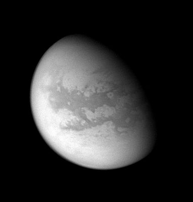 Titan, from about 159.000 Km
This processed image from Cassini's Aug. 22, 2005, flyby of Titan reveals mid-latitudes on the Moon's Saturn-facing side. 
Provisional names recently have been applied to a number of features on Titan. Features within the Region seen here - long known informally as the "H" - now have names like Tsegihi, Aztlan and Quivira. 
The bright 215-Km-wide feature provisionally named "Bazaruto Facula" is clearly visible right of center, with its dark, unnamed 80-Km-wide crater at its center. 
This view was acquired with the wide-angle camera at a distance of approx. 159.000 Km from Titan using a spectral filter centered on infrared wavelengths at 939 nnmts. The image scale is 9 Km per pixel. 
Previous observations indicate that, due to Titan's thick and very hazy atmosphere, the sizes of surface features that can be resolved are a few times larger than the actual pixel scale.
Parole chiave: Saturn's Moons - Titan