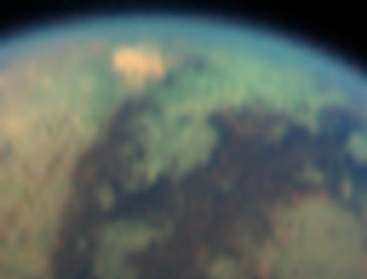 The "Odd-Spot" on Titan (detail mgnf)
La 'Nuvola Permanente': una nuova ed incredibile scoperta su Titano che apre nuovi orizzonti ai panorami di pseudo-certezze che la maggior parte dei Ricercatori si stavano costruendo relativamente a questa "Terra in fieri" (una bella definizione per Titano, nata dopo che sono stati visionati i frames relativi ai primi passaggi ravvicinati della Sonda Cassini e dopo il landing dell'Huygens Probe).
Alla NASA hanno già fatto delle ipotesi; qualcuna plausibile - un uragano permanente - e qualche altra, diciamo così... , un pò "forzata" - tipo la vetta luminosa di una mega-montagna. 
E se fosse un 'pennacchio' di fumo, ceneri e polveri - spesso e denso - proveniente da un vulcano attivo (il 'cuore caldo' del Pianeta...)?
E' così improponibile pensare ad un vulcano e, quindi, ad un Pianeta geologicamente attivo?!?
Parole chiave: Saturn's Moons - Titan - Controversial Image