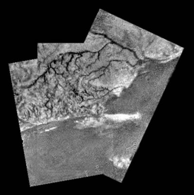 A "Great River" and several Tributaries on Titan
Caption NASA originale:"This mosaic of three frames from the Huygens Descent Imager/Spectral Radiometer (DISR) instrument provides unprecedented detail of the high ridge area including the flow down into a major river channel from different sources".
Un fiume di idrocarburi (?) scorre quietamente su Titano, ben alimentato da svariati affluenti. Un'immagine eccezionale e che ci riporta - forse - agli albori del nostro Mondo. Qui, su Titano, forse sta nascendo qualcosa; ma che cosa può riuscire a sopravvivere e ad alimentarsi con una temperatura media di -180°C? 
Forse gli orizzonti della Vita sono molto più grandi di quanto la nostra Scienza e la nostra capacità di capire sono pronte ad accettare.
Forse.
Parole chiave: Titan's surface