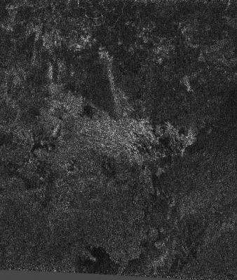 Another "radar view" from Titan: the "arrow"
Occorre la Caption NASA originale per tentare di capire qualcosa di questa "oscura" (da tutti i punti di vista) immagine radar di Titano: "...the (arrow-like) "feature" is approximately 30 Km across and it is formed from 2 straight lines that intersect. Looking more closely, one can distinguish other linear features that seem to follow the left side of the "arrow" and perhaps interact in some way with a dark spot. Straight lines may represent fractures or faults in the icy crust, or they may form from material that has flowed or has been shaped by wind, either recently or in the distant past. 
The area shown is about 115 Km wide and 170 Km high and is located near 52° North latitude and 73° West longitude. This radar image is part of a larger strip of data acquired on Oct. 26, 2004, as Cassini passed Titan at a distance of 1.200 Km". 
Secondo noi il rilievo che alla NASA chiamano "freccia" potrebbe essere una sorta di ciglio roccioso ma, come vedete Voi stessi, con un'immagine così...ogni ipotesi è buona!
Parole chiave: Saturn's Moons - Titan