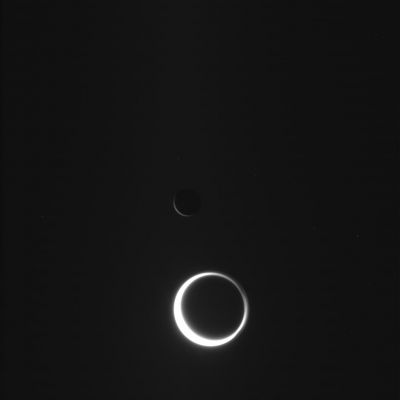 Obscuring the Sun...
Caption originale:"N00062452.jpg was taken on June 11, 2006 and received on Earth June 12, 2006. The camera was pointing toward Rhea that, at the time, was approximately 3.619.486 Km away.
The image was taken using the CL1 and CL2 filters".
Parole chiave: Saturn's Moons - Titan and Rhea
