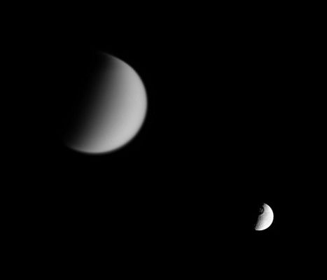 Bright Brothers in the Night
Cassini looks toward Tethys and its great crater Odysseus, while at the same time capturing veiled Titan in the distance (at left). 
Titan is shrouded in a thick, smog-like atmosphere in which many small, potential impactors burn up before hitting the Planet's surface. 
Crater-pocked Tethys has no such protective layer, although even a thick blanket of atmosphere would have done little good against the impactor that created Odysseus. 
The eastern limb of Tethys is overexposed in this view. 

The image was taken in visible light with the Cassini spacecraft narrow-angle camera on Jan. 6, 2006, at a distance of approximately 4 MKM (about 2,5 MMs) from Titan and 2,7 MKM (about 1,7 MMs) from Tethys. The image scale is approx. 25 Km (about 16 miles) per pixel on Titan and approx. 16 Km (about 10 miles) per pixel on Tethys.
Parole chiave: Saturn's Moons - Titan and Tethys
