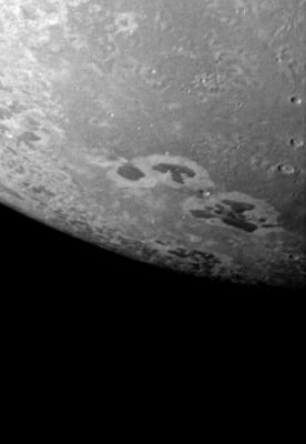 Triton's limb
Caption NASA originale:"Voyager 2 acquired this black and white image of Triton, Neptune's largest satellite, during the night of Aug. 24-25, 1989. Triton's limb cuts obliquely across the middle of the image. The field of view is about 1.000 Km (600 miles) across. Three irregular dark areas, surrounded by brighter material, dominate the image. Low-lying material with intermediate albedo occupies the central area, and fresh craters occur along the right margin. Sub-parallel alignment of linear patches of dark material shown in the lower and left part of the image suggests that the patches are structurally controlled".
Parole chiave: Neptune's Moons - Triton