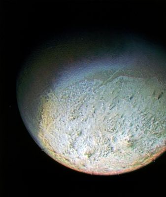 Triton (through green, violet and ultraviolet filters)
Caption NASA originale:"This color photo of Neptune's large satellite Triton was obtained on Aug. 24 1989 at a range of 530.000 Km (or 330.000 miles). The resolution is about 10 Km (6,2 miles), sufficient to begin to show topographic detail. The image was made from pictures taken through the green, violet and ultraviolet filters. In this technique, regions that are highly reflective in the ultraviolet appear blue in color. In reality, there is no part of Triton that would appear blue to the eye. The bright southern hemisphere of Triton, which fills most of this frame, is generally pink in tone as is the even brighter equatorial band. The darker regions north of the equator also tend to be pink or reddish in color".
Parole chiave: Neptune's Moons - Triton